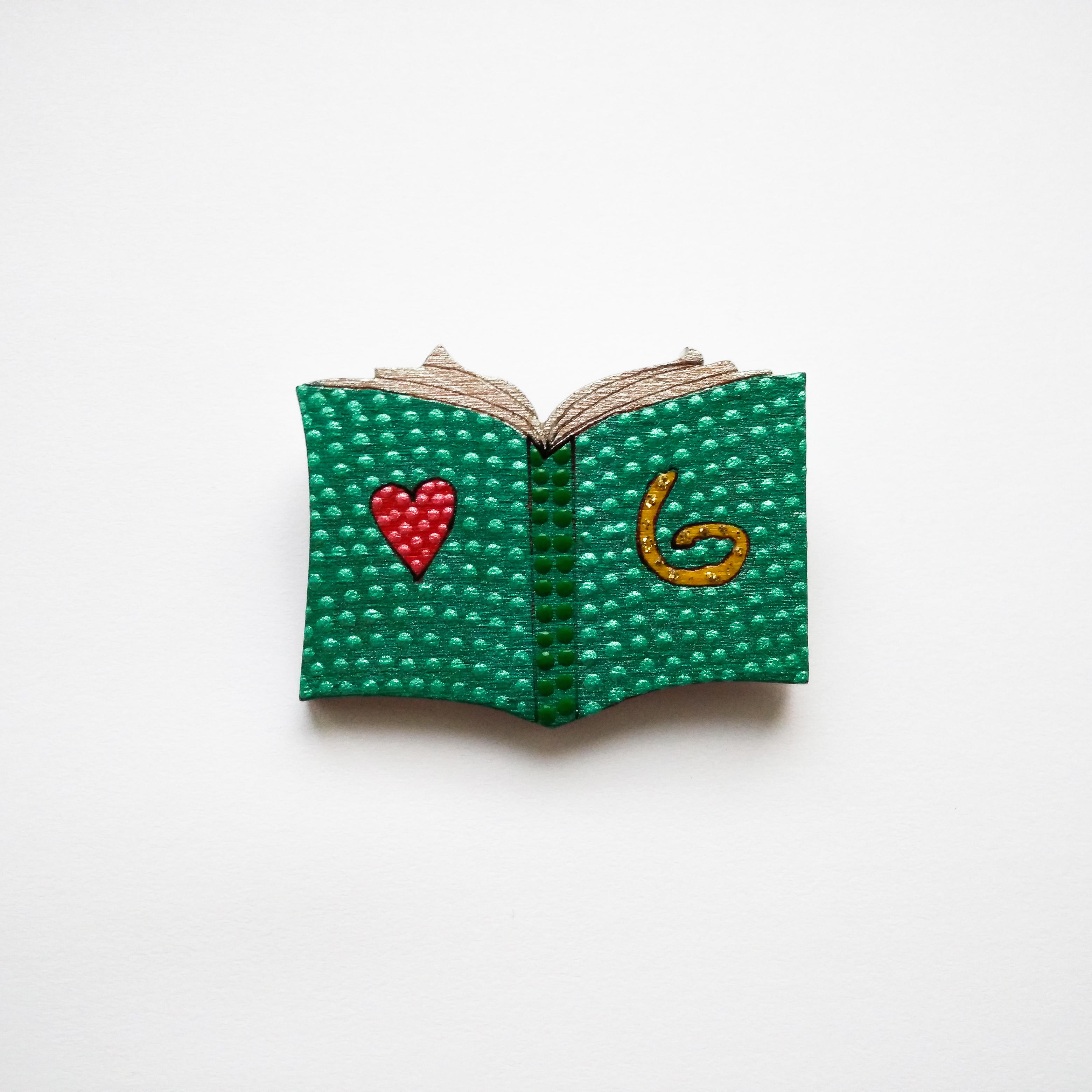 значок книга з серцем
